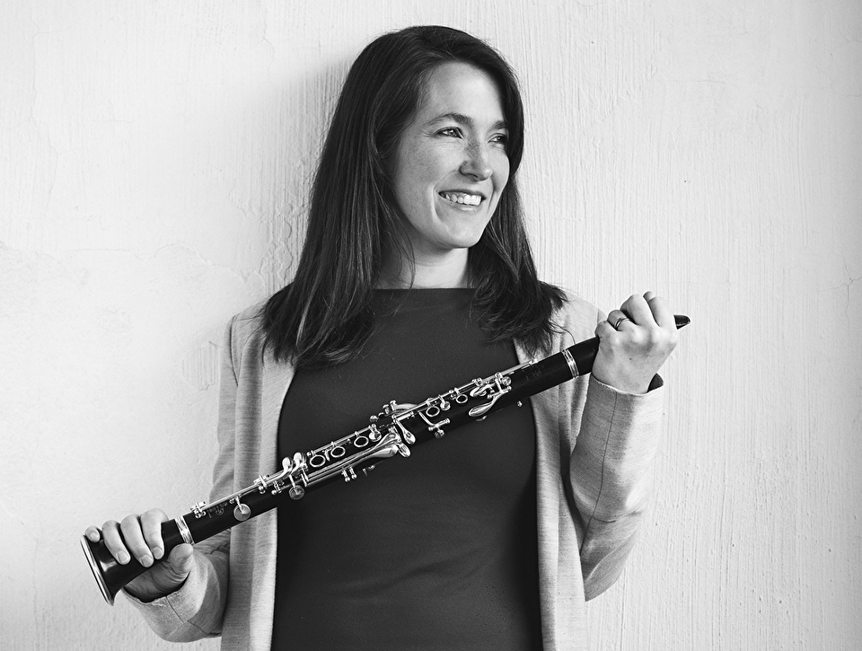 Photo of Andrea Vos-Rochefort holding clarinet