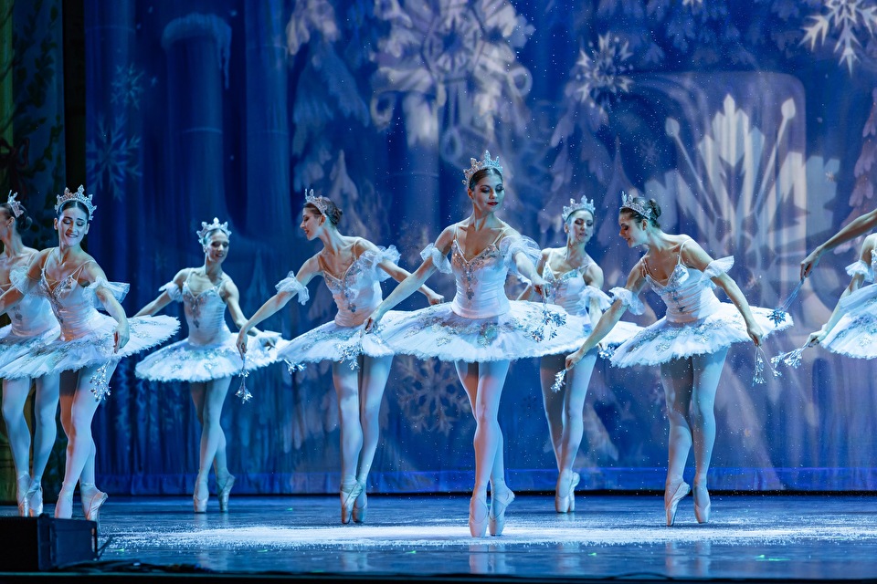 Snowflakes dancing