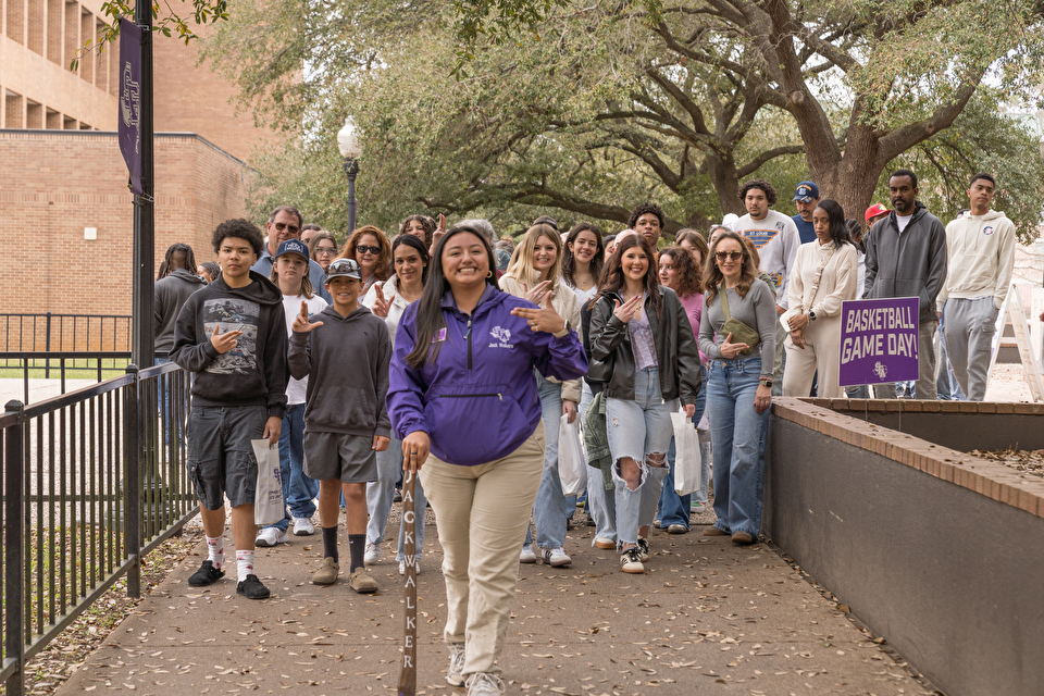 A Jack Walker student tour guide leads prospective students and their families on a tour of campus