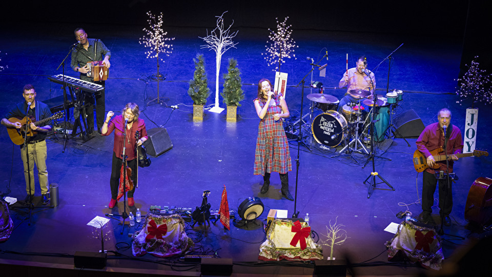 Eileen Ivers and band performing