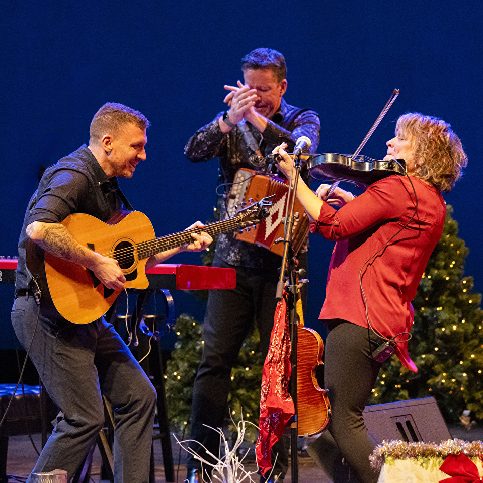 Eileen Ivers playing fiddle